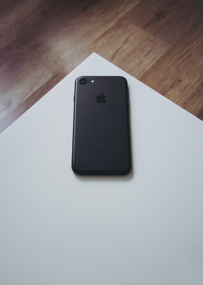 白色木桌上的黑色iPhone7